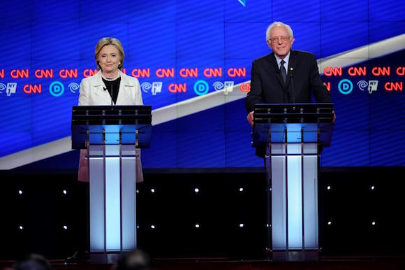 Los precandidatos demócratas Hillary Clinton (i) y Bernie Sanders participan en un debate televisado hoy, jueves 14 de abril de 2016, en Brooklyn, Nueva York (EE.UU.). El estado de Nueva York celebrará sus elecciones primarias el próximo 19 de abril.