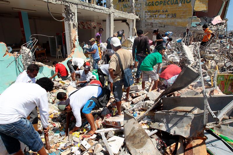 Personas buscan comida y enseres entre los escombros en Pedernales (Ecuador) hoy, martes 19 de abril de 2016, en la zona afectada por el terremoto de 7,8 grados en la escala de Richter registrado el s&aacute;bado en la costa norte de Ecuador. A 480 ascendi&oacute; hoy la cifra de fallecidos por el terremoto, seg&uacute;n el viceministro del Interior, Diego Fuentes. 