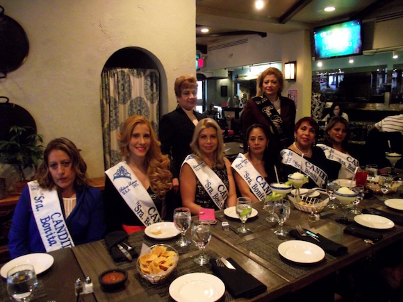 Lupita Carvajal (ctro) junto a las candidatas a Sra. Bonita Internacional USA 2016 en el restaurante Mexican Festival.