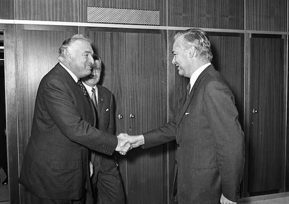 Galo Plaza, nacido en Nueva York y con nacionalidad ecuatoriana, fue el cuarto Secretario General de la OEA. En la gráfica junto a Gerardo Schamis, Representante de la OEA en Europa recibe a Helmut Sigrist, de la Dirección General de Relaciones Exteriores de la Comisión Europea.