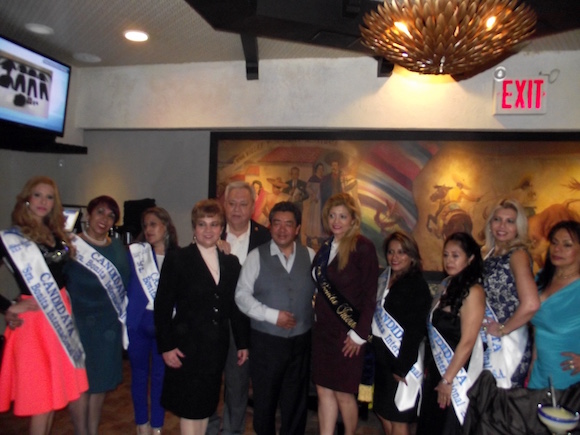 Lupita Carvajal y Don Jaime Lucero, due&ntilde;o de Mexican Festival, junto a las candidatas a Sra. Bonita Internacional USA 2016.