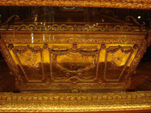 Los restos de Santa Mariana de Jesús reposan bajo el altar mayor de la bellísima Iglesia de la Compañía, en el centro histórico de la capital ecuatoriana, una de las obras más significativas del barroco continental levantada por artistas de la famosa Escuela Quiteña.