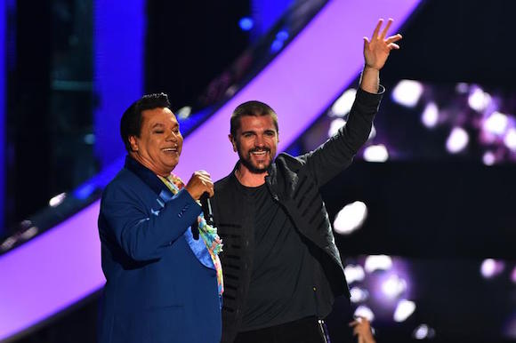 El cantante mexicano Juan Gabriel (i) y el colombiano Juanes (d) se presentan en la gala de los premios Billboard a la Música Latina