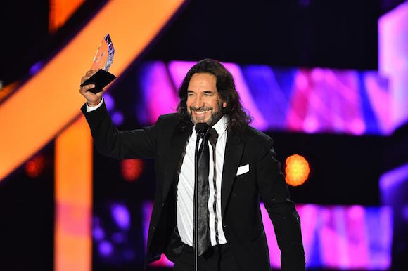 El cantante mexicano Marco Antonio Solís saluda al público tras recibir un galardón en la gala de los premios Billboard a la Música Latina