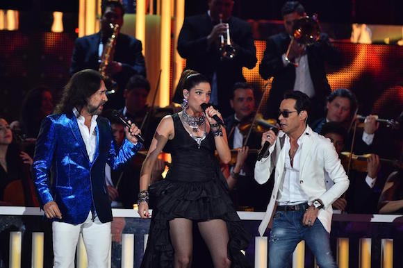 La cantante española Natalia Jiménez (c) se presenta con el cantante mexicano Marco Antonio Solís (i) y el puertorriqueño Marc Anthony (d) en la gala de los premios Billboard a la Música Latina
