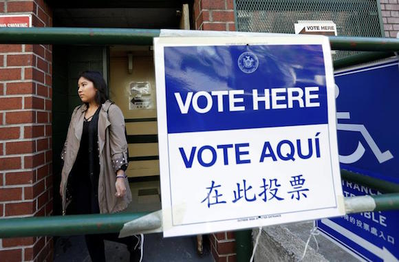 Una mujer sale de un centro de votaci&oacute;n ayer martes 19 de abril de 2016, en las elecciones primarias del estado de Nueva York, en Nueva York.