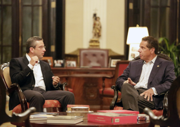 El gobernador de Nueva York, Andrew Cuomo (der), prometi&oacute; en San Juan batallar en favor de la recuperaci&oacute;n de Puerto Rico, que vive el momento m&aacute;s duro de una crisis financiera y sanitaria que comenz&oacute; hace casi una d&eacute;cada. 