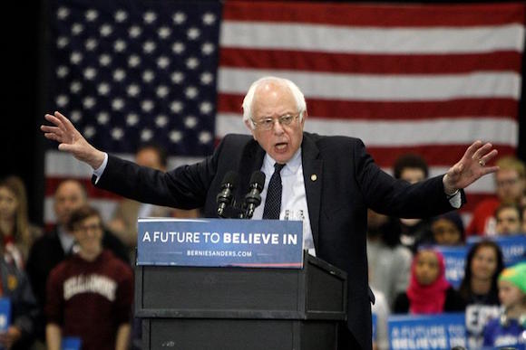 El senador de Vermont y candidato presidencial demócrata, Bernie Sanders, habla hoy, martes 19 de abril de 2016, durante un acto de campaña en Bayfront Convention Center en Erie, Pensilvania (Estados Unidos). Las elecciones primarias de Pensilvania se realizarán el 26 de abril.