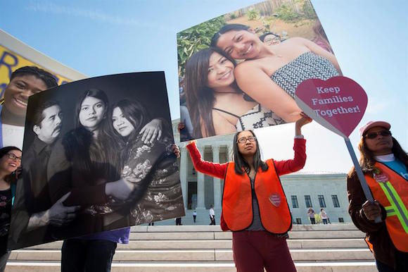 Decenas de personas sostienen carteles con los rostros de los inmigrantes afectados por los programas de Acci&oacute;n Diferida para Responsabilidad de los Padres (DAPA) y de Acci&oacute;n Diferida (DACA) durante una manifestaci&oacute;n celebrada frente al Tribunal Supremo en Washington, Estados Unidos, hoy, 18 de abril de 2016. El Tribunal Supremo examinar&aacute; hoy si el presidente Barack Obama proclam&oacute; de forma legal sus medidas migratorias para frenar la deportaci&oacute;n de cinco millones de indocumentados o si, por el contrario, se excedi&oacute; en su poder, como sostiene la oposici&oacute;n republicana. 