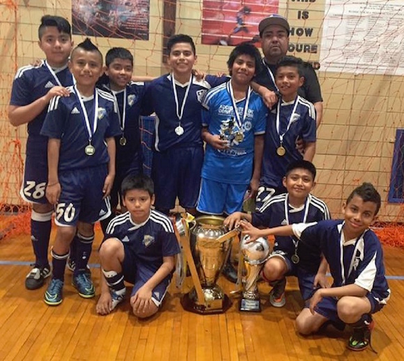 Los jovencitos del DPY/Red Bulls que venci&oacute; al Deportivo San Marcos en el tiempo extra, para terminar conquistando el campeonato en la categor&iacute;a U-12 en la Chapina Youth Soccer League. (Foto: Buki Chapin).