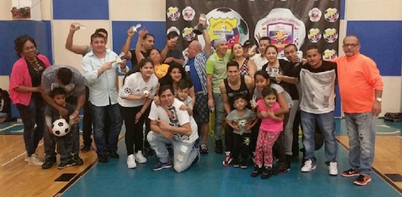 Fanaticada, dirigentes y jugadores del Zanella que le 'aguaron' la fiesta al Platense para terminar conquistando el título de campeón categoría 40, en la Liga Cristo del Consuelo. Con ellos compartiendo el Profesor Henry Chavez (extremo derecho, camiseta color naranja), fundador/presidente de la Liga. (Foto: Buki Chapin).