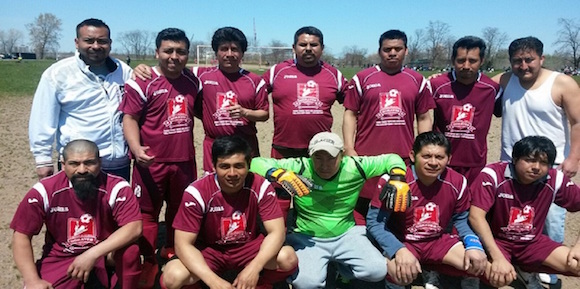 Integrantes del Deportivo San Geronimo que viene desempenando una buena campa&ntilde;a en el campeonato de la Liga Maya de F&uacute;tbol en Brooklyn. (Cortesia: L.M.F.).