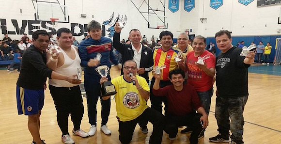 Los integrantes del popular equipo K'Che Bombita, que el pasado s&aacute;bado (Abril 30) visti&oacute; de gloria, al coronarse 'flamante' campeones categor&iacute;a 50 en la Liga Cristo del Consuelo. Con ellos el Profesor Henry Chavez, presidente de la Liga (agachado microfono en mano) mostrando el trofeo de campe&oacute;n. (Cortes&iacute;a: Cris-Con S.L.) 
