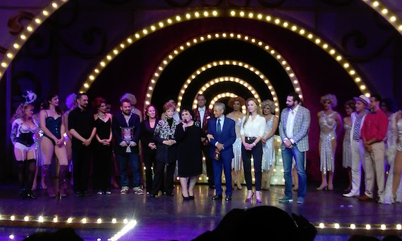 Don Gustavo Su&aacute;rez Ojeda en compa&ntilde;&iacute;a de Juan Torres, Mario Iv&aacute;n Mart&iacute;nez, Roberto Bland&oacute;n, A&iacute;da Pierce, Mois&eacute;s Su&aacute;rez y Rogelio Su&aacute;rez adem&aacute;s del cuerpo de bailarines, teniendo como madrinas en este lucido homenaje a Carmen Salinas, Gabriela Goldsmith y Norma Lazareno quienes levantaron su copa de champa&ntilde;a para decir "salud" al festejado.