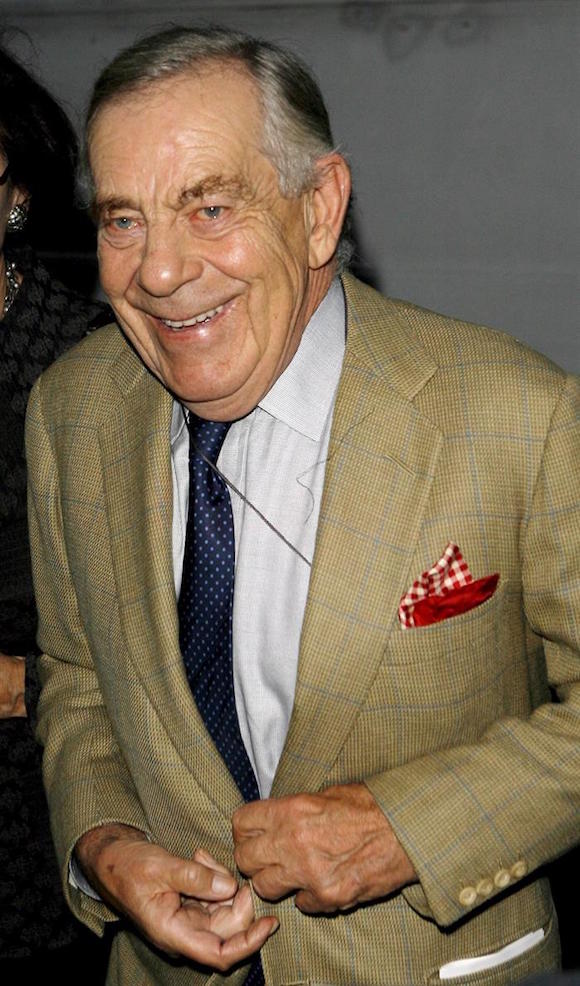 Fotografía fechada el 17 de septiembre de 2007 que muestra al periodista estadounidense Morley Safer a su llegada a la presentación de la película "Feast Of Love" en Nueva York, Estados Unidos. Según informó la CBS News hoy, 19 de mayo de 2016, el célebre reportero del programa "60 Minutes" de la CBS, Morley Safer, ha fallecido a los 84 años en Nueva York.