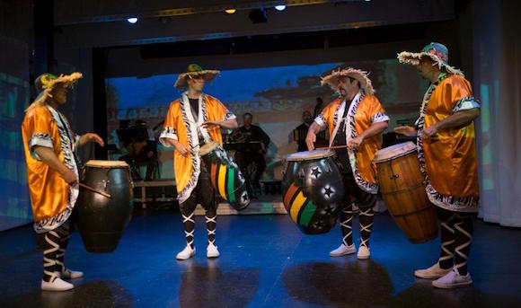 Los tambores de  Arturo, Alejandro, Ariel y Fabricio, una maravilla de Afrotango.