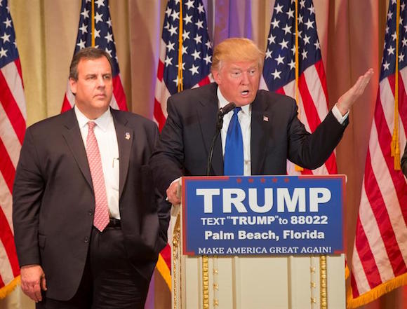 El precandidato a la presidencia de EE.UU. Donald Trump (d) pronuncia un discurso junto al gobernador de New Jersey Chris Christie (i).