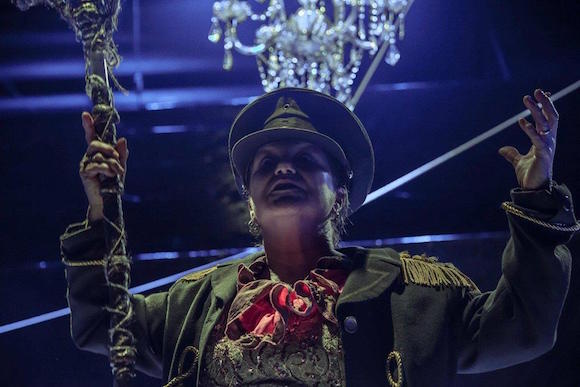 Miriam Bermudez como la madre y personaje dominante en "Carne".