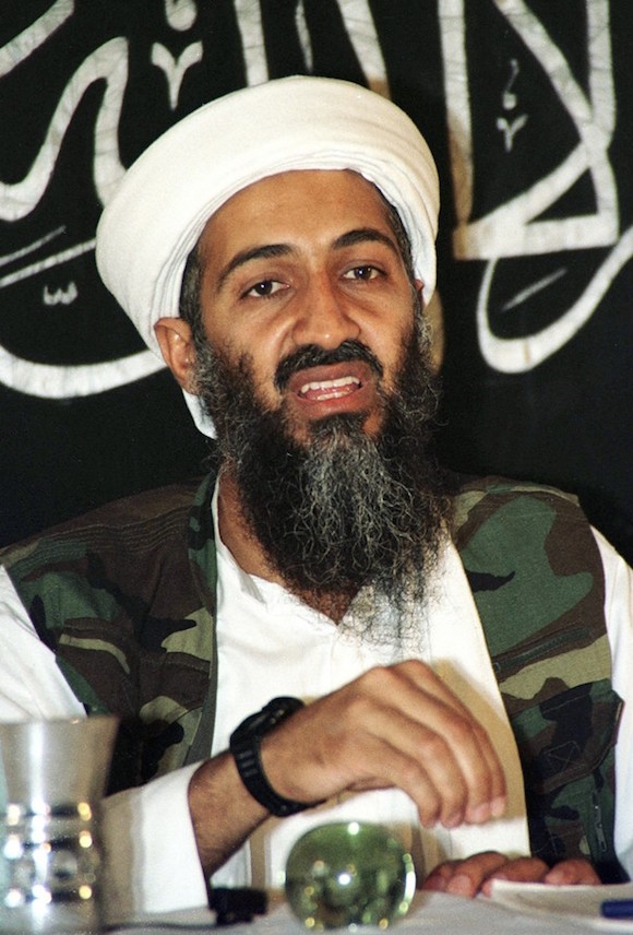 Bin Laden, l&iacute;der de Al Qaeda y art&iacute;fice de los atentados del 11 de septiembre de 2001, falleci&oacute; de un tiro en la operaci&oacute;n secreta ejecutada por 23 miembros de las fuerzas especiales de los Navy Seal transportadas subrepticiamente en dos helic&oacute;pteros antiradar.