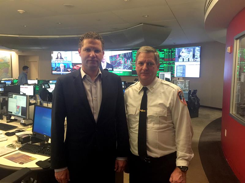 El alcalde de Quito (Ecuador), Mauricio Rodas (i), junto al el jefe de Bomberos de Nueva York, James Leonard, hoy, martes 17 de mayo 2016, en Nueva York (EE.UU.). La ciudad de Quito lleg&oacute; a un acuerdo hoy con el Departamento de Bomberos de Nueva York para una cooperaci&oacute;n t&eacute;cnica de entrenamiento a fin de lidiar con casos de emergencias con recuperaci&oacute;n prolongada.