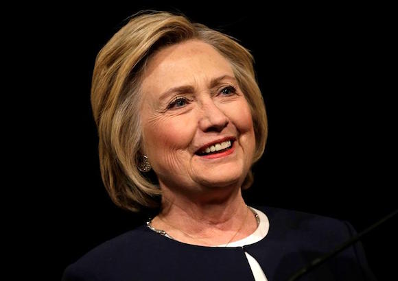  La aspirante dem&oacute;crata a la presidencia de Estados Unidos, Hillary Clinton, pronuncia su discurso durante el desayuno ben&eacute;fico de la Academia Eagle en el Gotham Hall de Nueva York 
