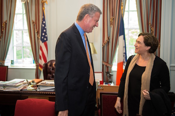 Bill de Blasio (i), quien habla con la alcaldesa de Barcelona, Ada Colau (d), durante su primera visita oficial a EE.UU., en el ayuntamiento de la ciudad en Nueva York. (Foto Alcaldía de Nueva York/Demetrius Freeman)