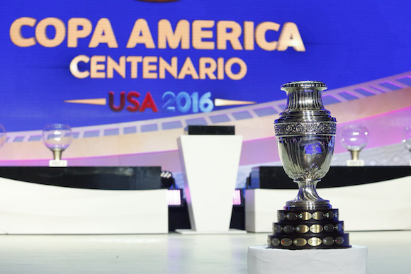 Fotografía del trofeo de la Copa América durante el sorteo oficial de la Copa América Centenario 2016.