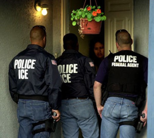 NO ABRA LA PUERTA: Los agentes de ICE (la migra) solo pueden entrar a una casa si tienen una orden de arresto o si usted le permite entrar. 