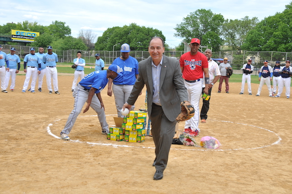 Momento que el vicec&oacute;nsul Nelson Pimentel hizo el lanzamiento de honorvpara dejar inaugurado el torneo.