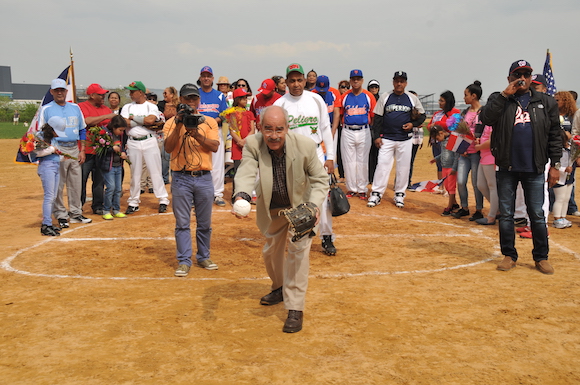 El comunicador Cesar Romero lanza la primera bola para dejar inaugurado el XLVIII torneo de softbol del CCDD en el diamante 43 de Randall Island.