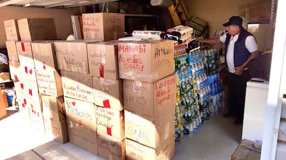En la gráfica se aprecia al Sr. Walter Carpio, Presidente de la Fundación Alberto Spencer, organizando las cajas con la ayuda para las víctimas en la provincia de Manabí.