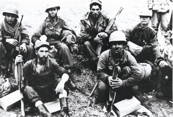El Regimiento de Infanter&iacute;a 65 del Ej&eacute;rcito de Estados Unidos conocido como los Borinqueneers, activo de 1899 a 1956, fue segregado y humillado, siendo sus miembros obligados a llevar un r&oacute;tulo que dec&iacute;a &ldquo;soy un cobarde&rdquo; a pesar de lo cual demostraron gran hero&iacute;smo y valent&iacute;a en varios conflictos armados, les prohib&iacute;an hablar Espa&ntilde;ol y forzaban a ba&ntilde;arse en duchas separadas de los blancos.