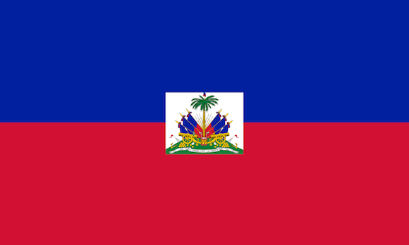 La bandera de Haití está compuesta por dos franjas horizontales de iguales dimensiones, una azul en la parte superior y otra roja en la parte inferior. El azul representa a los antiguos esclavos y el rojo a la población mestiza nacida en América. En su centro, sobre un rectángulo blanco se encuentra el Escudo Nacional.