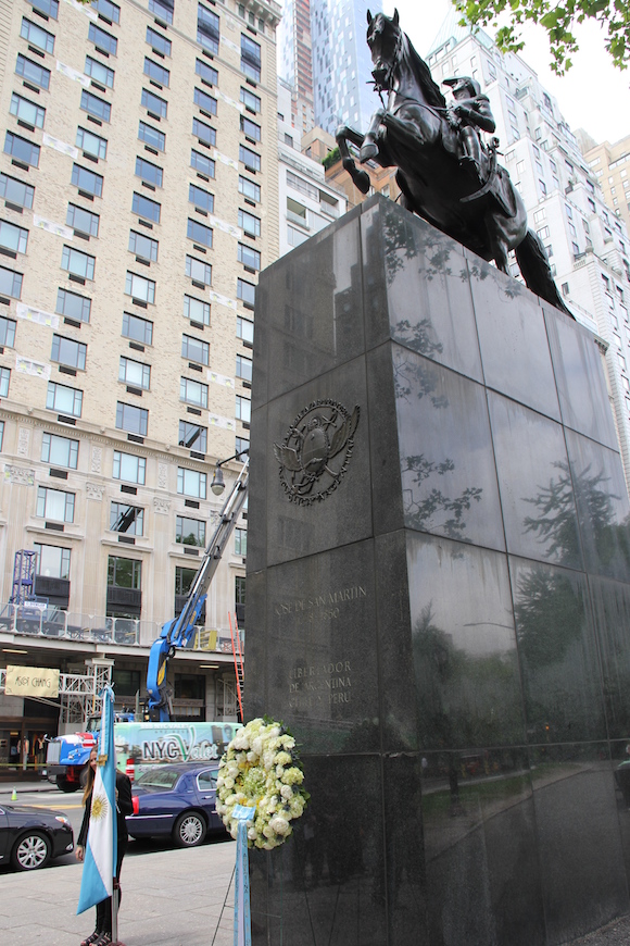 Cada 25 de mayo al celebrarse el Día Nacional de Argentina, sus representantes diplomáticos en Nueva York, colocan una ofrenda floral en el monumento al General José de San Martín en el Central Park con 6a Ave.