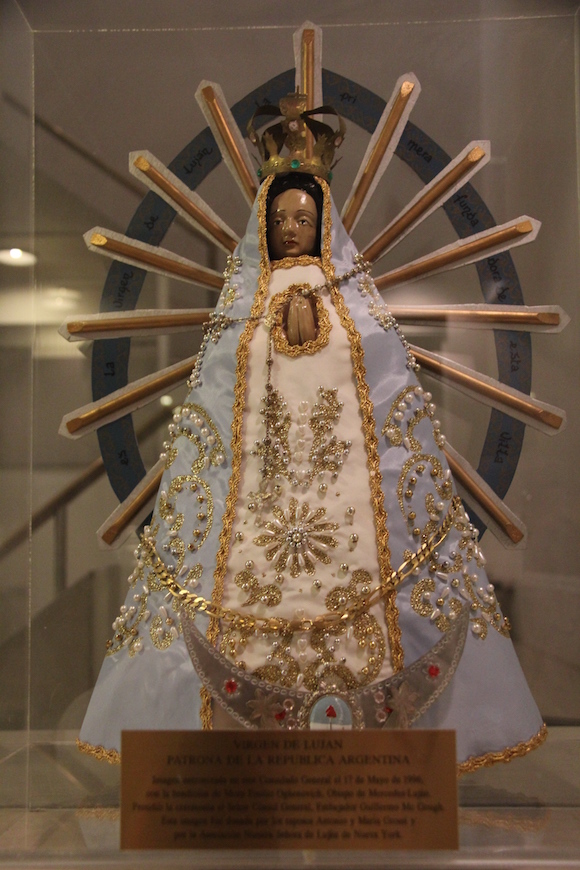 Imagen de la Virgen de Luján, Patrona de Argentina, entronizada en la sede del Consulado General de Argentina en Nueva York el 17 de mayo de 1996, con la bendición de Mons. Emilio Ognenovich, Obispo de Mercedes-Luján.