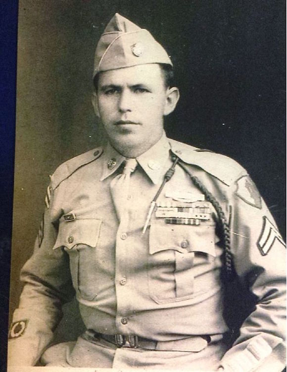 El sargento Agust&iacute;n Ramos Calero, en 1945 en un combate contra soldados alemanes en Francia, atac&oacute; a la escuadra enemiga, matando y capturando a varios antes de ser herido. Recibi&oacute; veintid&oacute;s condecoraciones y medallas, es uno de los soldados latinos m&aacute;s condecorados del ej&eacute;rcito de Estados Unidos.
