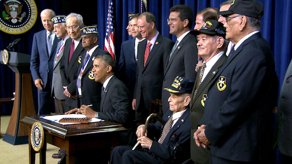 Siete miembros del Regimiento 65 del Ej&eacute;rcito, conocidos como Borinqueneers, recibieron en el 2014 la Medalla de Oro concedida por el Congreso de los Estados Unidos, de manos del Presidente Obama, en presencia del Senador Marco Rubio, co-patrocinador del proyecto de ley para reconocer a los soldados latinos. 