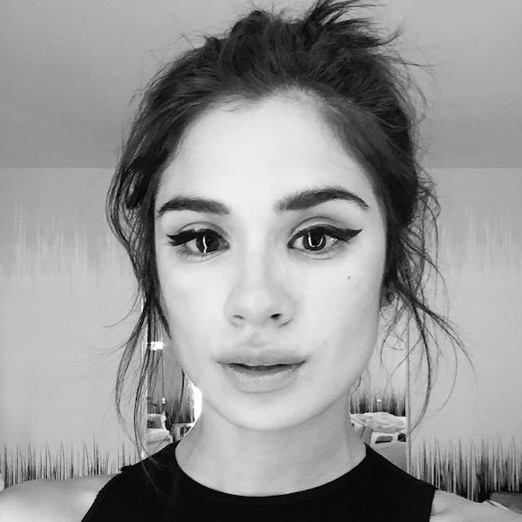 La actriz estadounidense Diane Guerrero relata en su libro "El pa&iacute;s que amamos" la historia de los 15 a&ntilde;os que ha vivido separada de sus padres, deportados a Colombia. Foto Facebook.