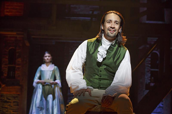 Luis Manuel Miranda trae la historia de la vida de Alexander Hamilton, uno de los padres fundadores de EE.UU, al presente a trav&eacute;s del hip-hop, un g&eacute;nero que naci&oacute; en el sur de El Bronx y que no es nuevo en Broadway, pero que ha sido clave en la forma en que el puertorrique&ntilde;o cuenta la vida de Hamilton. 