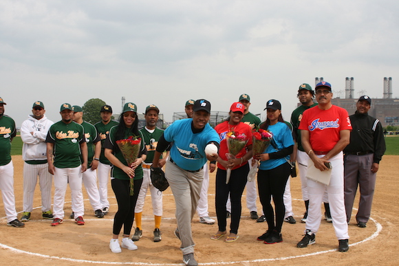 El deportista, Cesar Vidal hizo el lanzamiento de la primera bola en el torneo de softbol XXXVII de la liga.