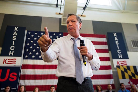 El precandidato presidencial republicano John Kasich habla durante un evento de campa&ntilde;a en Rockville, Maryland 