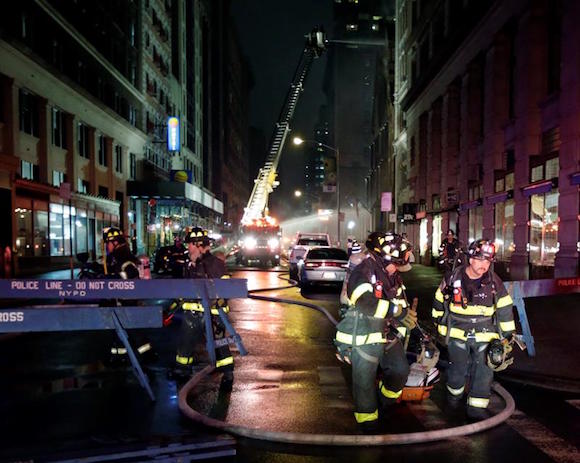 Los bomberos luchan un incendio de cuatro alarmas en la hist&oacute;rica catedral de Serbia ortodoxa de San Sava en el centro de Manhattan, en Nueva York, Nueva York.