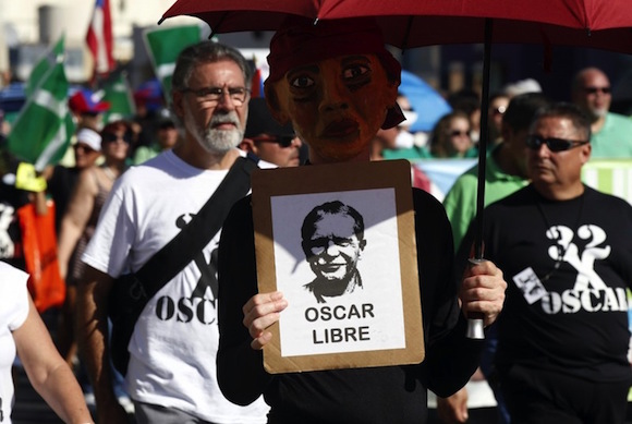 Foto de archivo donde muestra Miles de personas recorren las calles de San Juan por la liberaci&oacute;n de &Oacute;scar L&oacute;pez.