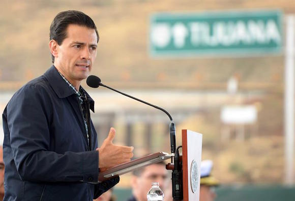  Fotograf&iacute;a cedida por la presidencia de M&eacute;xico, del presidente mexicano, Enrique Pe&ntilde;a Nieto, quien habla hoy, lunes 9 de mayo de 2016, durante un acto oficial celebrado en el municipio de Playas de Rosarito, en el estado de Baja California (M&eacute;xico), donde asegur&oacute; que el Ejecutivo no se inmiscuir&aacute; en el proceso electoral hacia la Presidencia de EE.UU., si bien aludi&oacute; t&aacute;citamente al virtual candidato republicano Donald Trump al afirmar que quienes buscan "aislarse" se equivocan. 