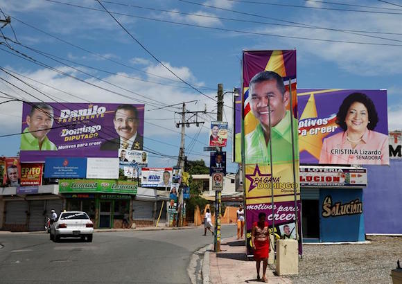Vista de carteles de campa&ntilde;as electorales en el pa&iacute;s hoy, domingo 8 de mayo de 2016, en Santo Domingo (Rep&uacute;blica Dominicana). A una semana de las elecciones en Rep&uacute;blica Dominicana, el presidente Danilo Medina es favorito y ser&iacute;a reelegido, en medio de una disputa entre la oposici&oacute;n y la Junta Electoral sobre c&oacute;mo se contar&aacute;n los votos.