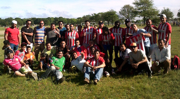 Integrantes del conjunto Real Maya que se encuentran entre los primeros lugares en la tabla de posiciones en la Liga Maya de F&uacute;tbol en Brooklyn. (Cortesia: LMF)