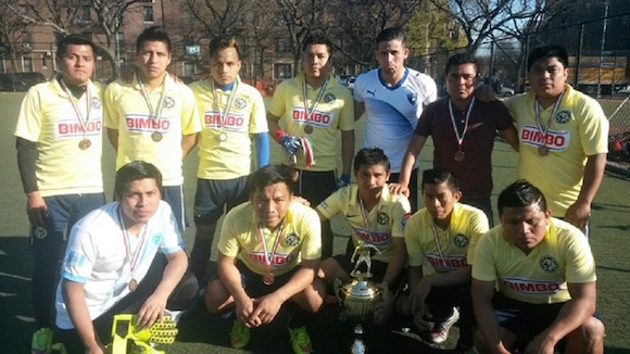 Dirigentes y jugadores del Uni&oacute;n &Aacute;ngeles a pesar de no contar con el plantel titular, vienen desempenando una buena campa&ntilde;a en la divisi&oacute;n "Azteca B" de la Liga Mexicana de F&uacute;tbol. Este domingo 5 de junio, les tocar&aacute; jugar temprano por la manana. (Foto: Buki Chapin).