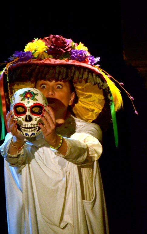 Susan juega con la muerte para deleite de Frida.
