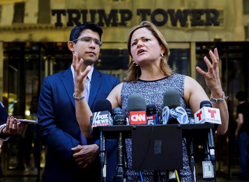 La portavoz del Concejo Municipal de Nueva York, la puertorriqueña Melissa Mark-Viverito (d), y el concejal mexicano Carlos Menchaca (i), ofrecen una rueda de prensa delante de la Torre Trump de Nueva York, Estados Unidos hoy, 6 de junio de 2016, para denunciar los recientes ataques del candidato presidencial republicano a la Casa Blanca, Donald Trump, contra el juez Gonzalo Curiel. En sus últimas declaraciones, Trump aseguró que el juez Gonzalo Curiel le ha tratado de "manera hostil" al investigar las demandas de fraude contra la Universidad Trump. Las acusaciones contra Curiel parecen haber sido la gota que ha colmado el vaso incluso para los latinos conservadores, que le han pedido al magnate que deje de atacar sistemáticamente a la comunidad, una semana después de que arremetiera contra la gobernadora republicana de Nuevo México, Susana Martínez.