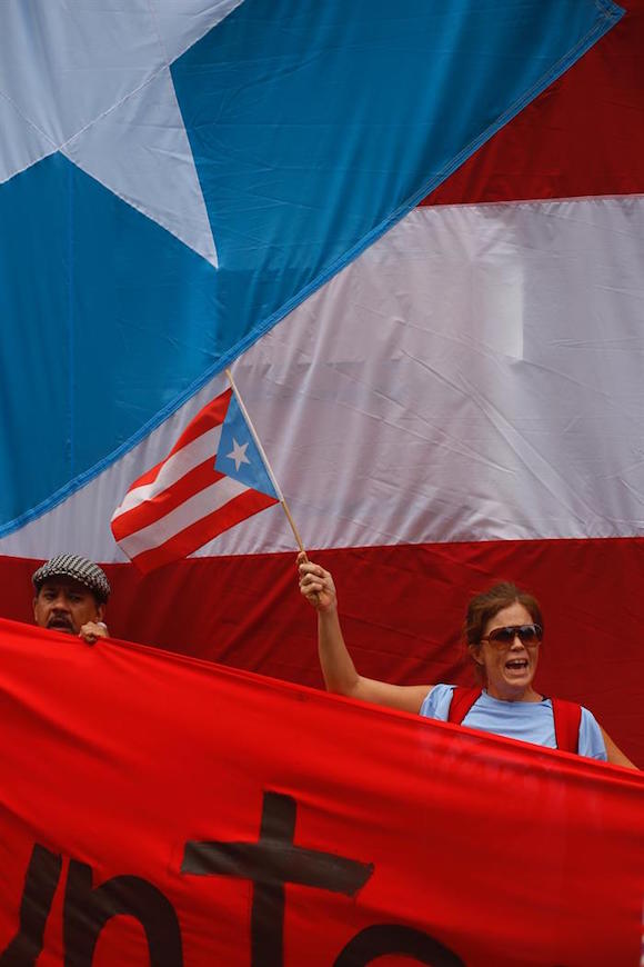 Puertorrique&ntilde;os marchan durante una manifestaci&oacute;n.